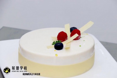 學(xué)西點(diǎn)蛋糕好找工作嗎？今天佛山展翅烘焙學(xué)校來告訴你！