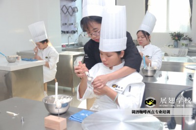 低學(xué)歷女生適合做什么職業(yè)呢？烘焙培訓(xùn)